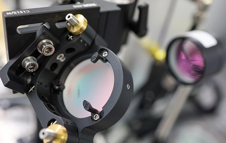 Vertical stage mirror used in the Seurat optical transport system